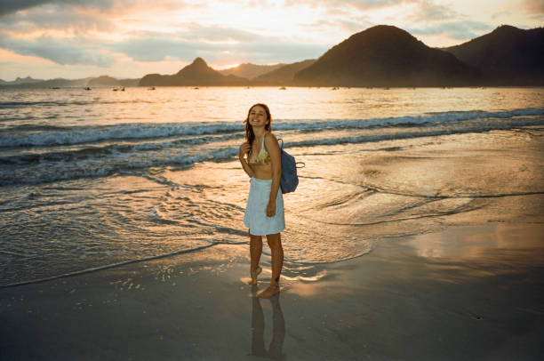 mulher alegre na praia tropical ao pôr do sol - sunset beach flash - fotografias e filmes do acervo