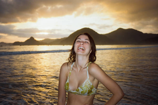 mulher alegre na praia tropical ao pôr do sol - sunset beach flash - fotografias e filmes do acervo