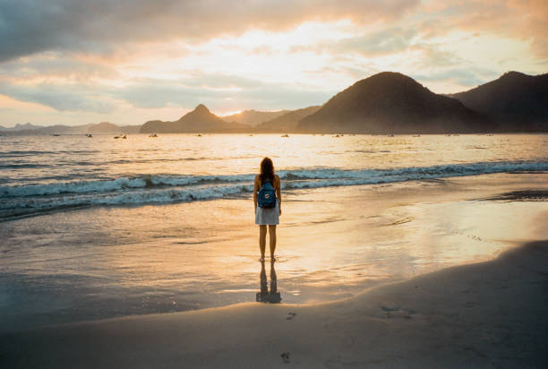 mulher alegre na praia tropical ao pôr do sol - sunset beach flash - fotografias e filmes do acervo