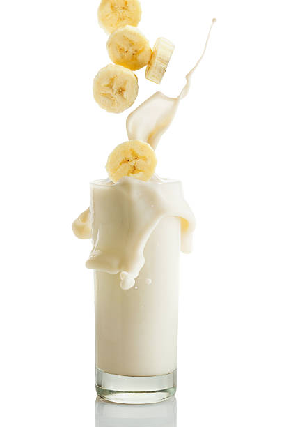 milk-shake à la banane - smoothie banana smoothie milk shake banana photos et images de collection