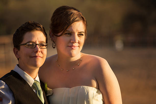 sourire lesbiennes les jeunes mariés - homosexual wedding married engagement photos et images de collection