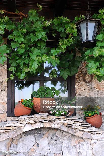 Dekoriertes Fenster Stockfoto und mehr Bilder von Alt - Alt, Architektur, Ast - Pflanzenbestandteil