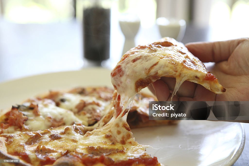 Pizza con prosciutto, funghi - Foto stock royalty-free di Ananas