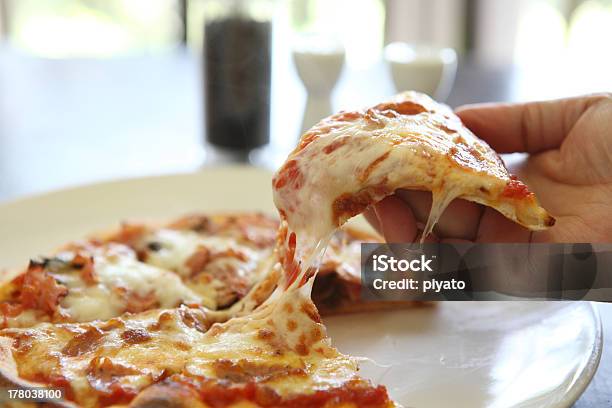 Pizza Con Prosciutto Funghi - Fotografie stock e altre immagini di Ananas - Ananas, Carne, Cena