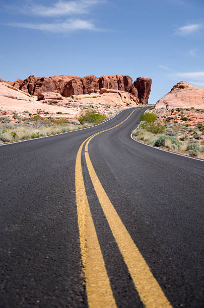 Vacía carretera del desierto y Rocky Geological cuenta - foto de stock