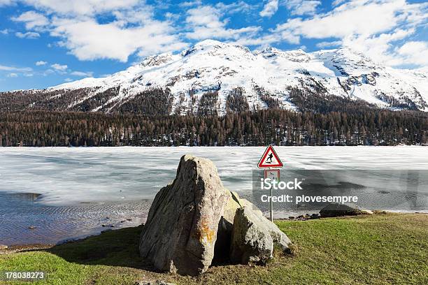 Zamrożone Alpejskie Jezioro - zdjęcia stockowe i więcej obrazów Bez ludzi - Bez ludzi, Bezchmurne niebo, Chłodny