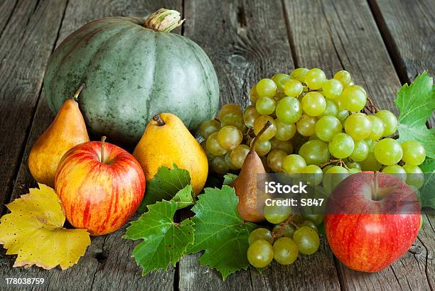 Obst Stockfoto und mehr Bilder von Apfel - Apfel, Apfelsorte Red Delicious, Birne
