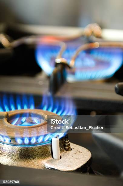 Stufa A Gas Blu Con Due Bruciore Fiamme - Fotografie stock e altre immagini di Cucina commerciale - Cucina commerciale, Fornello a gas, Ambientazione interna