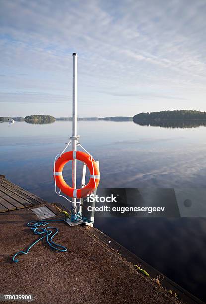 Photo libre de droit de Équipement De Sécurité Rouge Vif Lifebuoy Sur La Jetée banque d'images et plus d'images libres de droit de Assistance