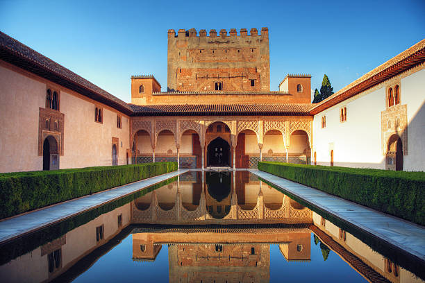 palazzo dell'alhambra a granada, spagna, - granada spagna foto e immagini stock