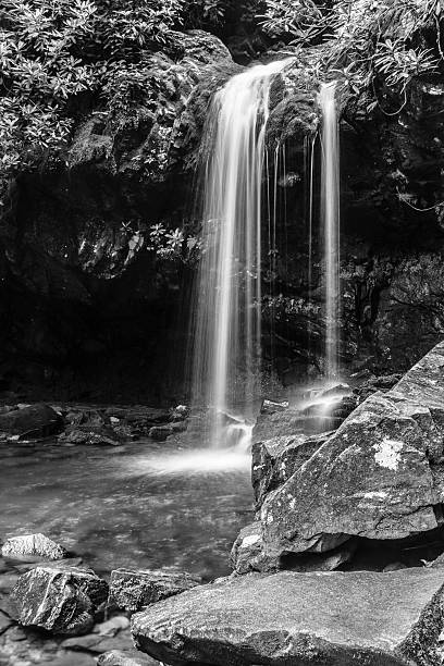 洞窟滝、グレートスモーキー山脈国立公園 - grotto falls ストックフォトと画像