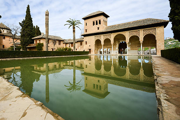 o partal jardins de alhambra em granada, andaluzia, espanha - partal - fotografias e filmes do acervo