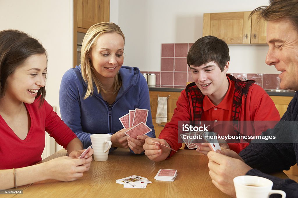 Familie Spielkarten In der Küche - Lizenzfrei Beide Elternteile Stock-Foto
