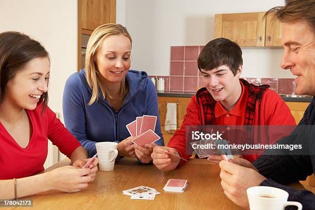 Familie Spielkarten In Der Küche Stockfoto und mehr Bilder von Beide Elternteile - Beide Elternteile, Das Leben zu Hause, Einfaches Leben