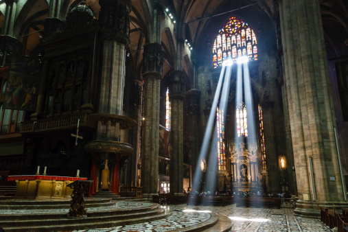 La habitación bien iluminada y haz de luz interior de la catedral de Milán, Italia photo