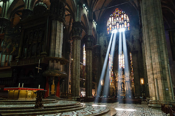 la habitación bien iluminada y haz de luz interior de la catedral de milán, italia - catedral fotografías e imágenes de stock