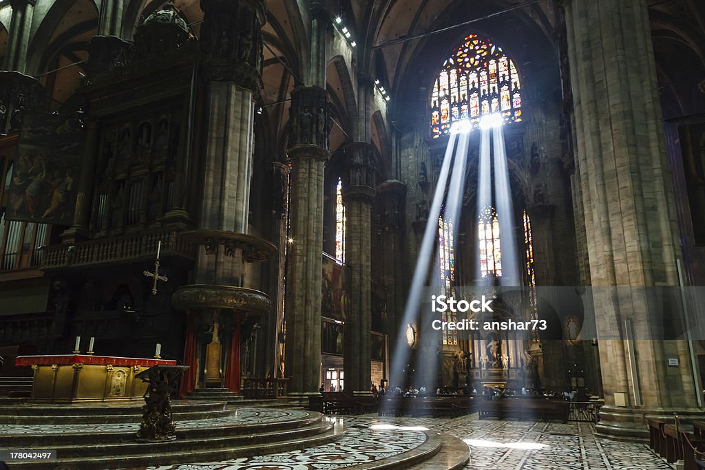 Il fascio di luce all'interno il Duomo di Milano, Italia - Foto stock royalty-free di Cattedrale