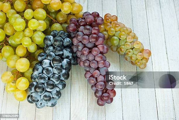 Winogrona - zdjęcia stockowe i więcej obrazów Bez ludzi - Bez ludzi, Białe winogrono, Biały