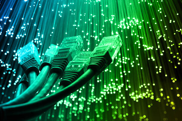 cable de red con internet concepto de luz de fibra óptica - high speed technology cable computer network fotografías e imágenes de stock