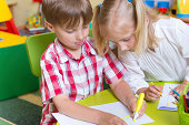 zwei-niedlichen-kleinen-prescool-kinder-zeichnen.jpg?b=1&s=170x170&k=20&c=hyU1yYrwMKAHYpqyYWNdvTJ4Z7dHjgoQqpZ1YPc64kM=