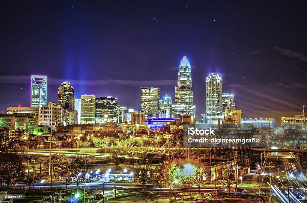 Los edificios de la ciudad de Charlotte de noche escena - Foto de stock de Charlotte - Carolina del Norte libre de derechos