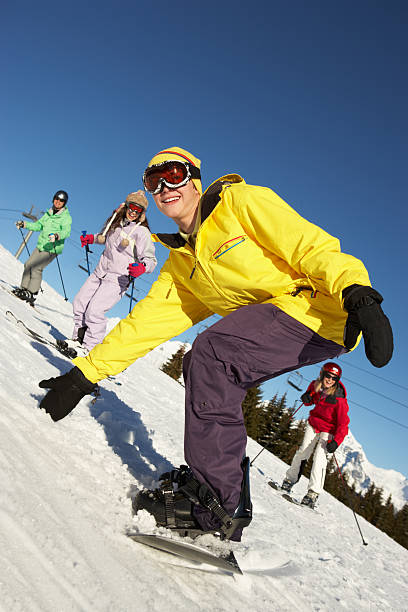 jeune famille en vacances de ski dans les montagnes - skiing teenager ski wear winter photos et images de collection
