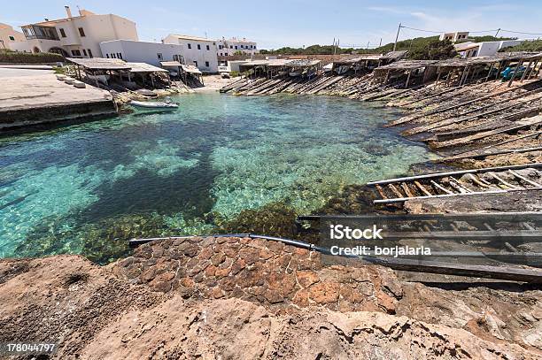 Es Calò Puerto En La Isla De Formentera Barcos Ferrocarriles Foto de stock y más banco de imágenes de Aire libre