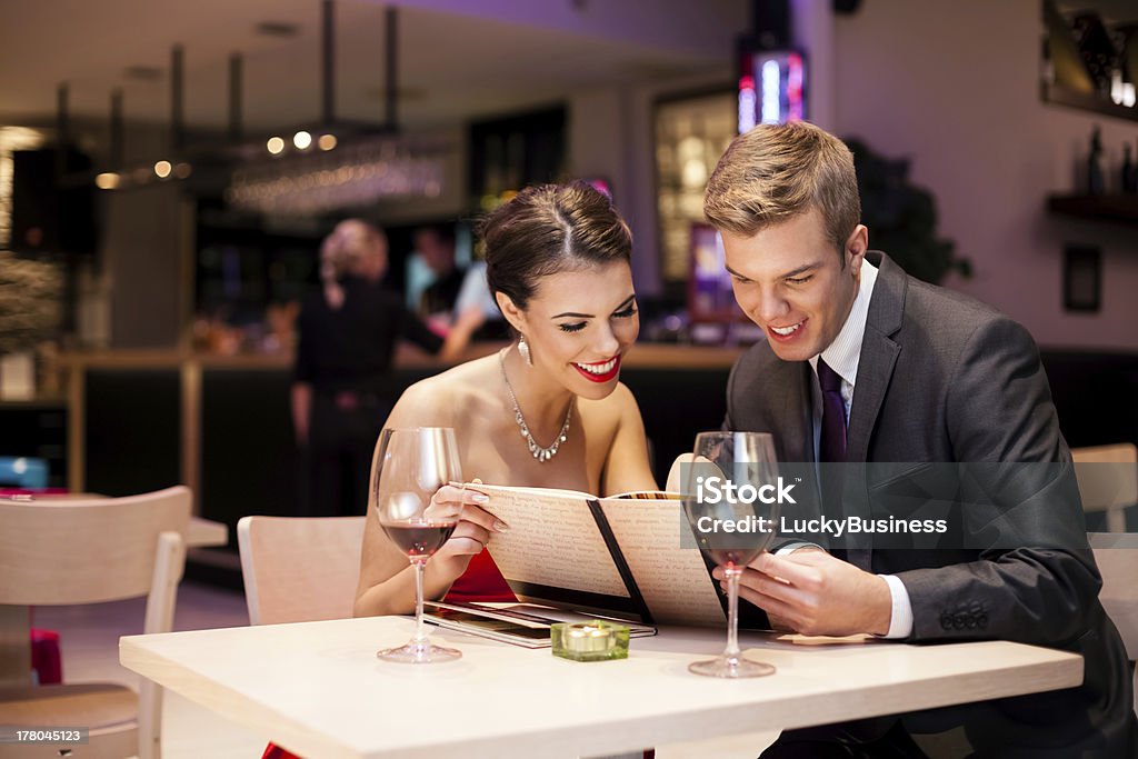 Casal com menu cartão - Foto de stock de Casal royalty-free