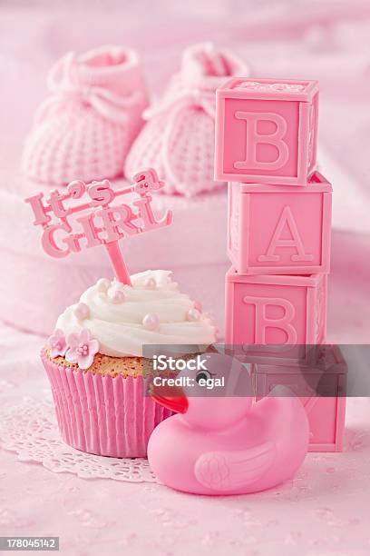 Photo libre de droit de Cupcake Avec Un Gâteau De Prise banque d'images et plus d'images libres de droit de Animal nouveau-né - Animal nouveau-né, Cadeau, Aliment