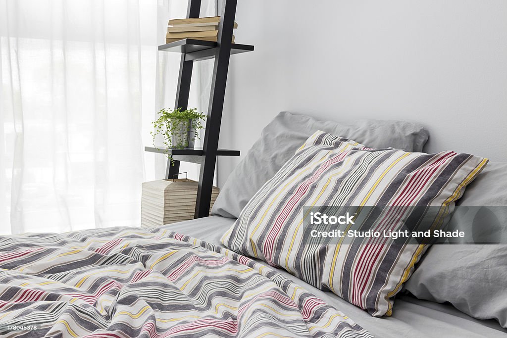 Regal dekorieren eine helle, moderne Schlafzimmer - Lizenzfrei Baumwolle Stock-Foto