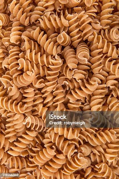 Foto de Pilha De Massa De Trigo Integral e mais fotos de stock de Fusilli - Fusilli, Trigo integral, Alimentação Saudável