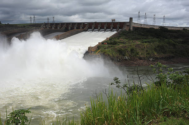 energia hydroelektryczna z tym zapora itaipu - itaipu dam zdjęcia i obrazy z banku zdjęć