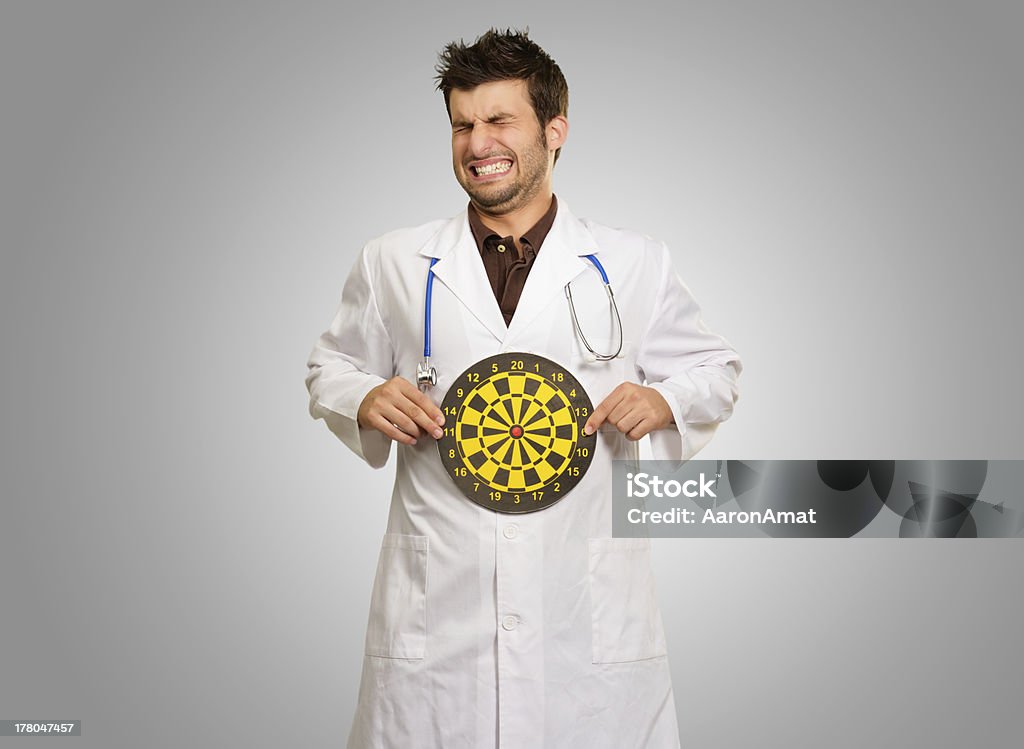 Retrato de jovem médico segurando um Alvo de Dardo - Royalty-free Alvo Foto de stock