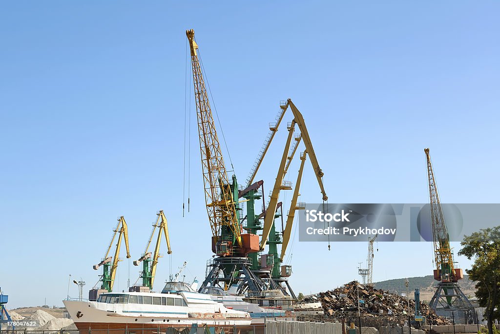 Lavori di costruzione di gru nel porto dock - Foto stock royalty-free di Acciaio