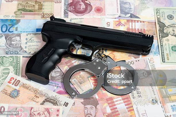 불결 돈을 0명에 대한 스톡 사진 및 기타 이미지 - 0명, 국제 금융, 권총