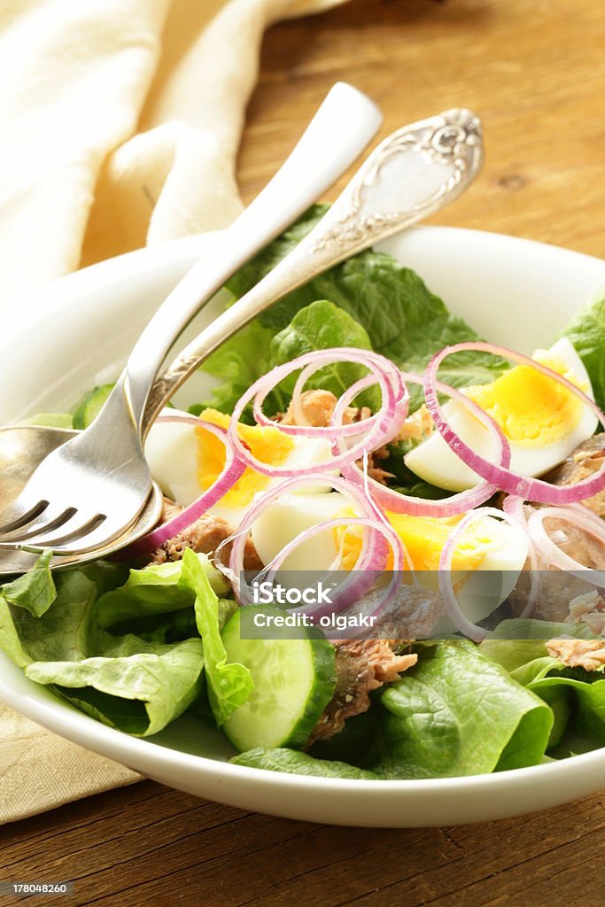 Ensalada Nicoise Francesa-con atún y huevo - Foto de stock de Aceituna libre de derechos