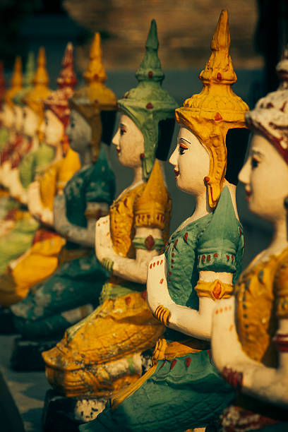 Estatuas de Buda fuera templo tailandés in Chiang Mai Thailand - foto de stock