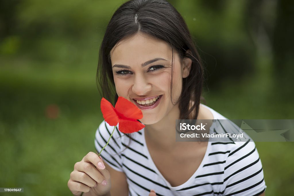 Dziewczyna z kwiatów - Zbiór zdjęć royalty-free (Czerwony)