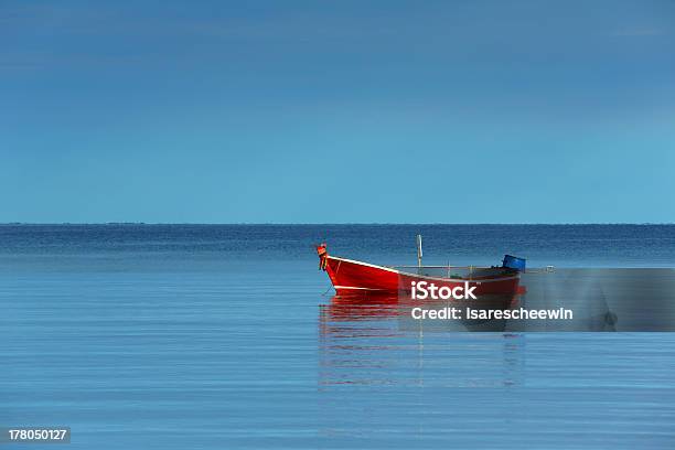 Rojo En El Bote De Pesca Solo En Calma Mañana Al Mar Foto de stock y más banco de imágenes de Agua