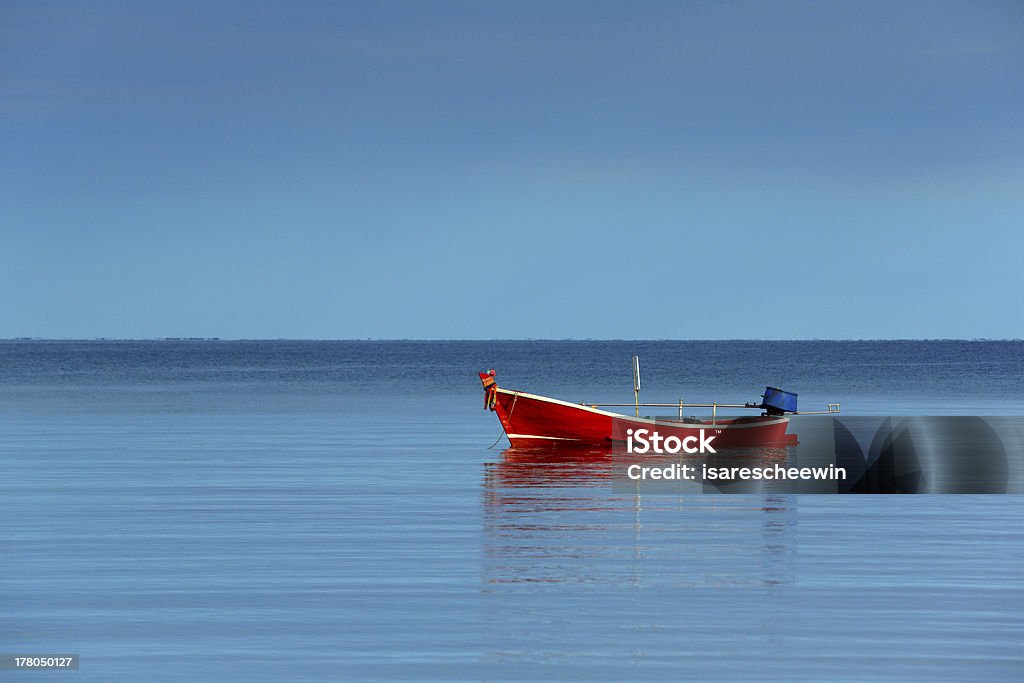 Vermelho Barco de pesca no mar calmo de manhã em monoterapia - Royalty-free Amanhecer Foto de stock