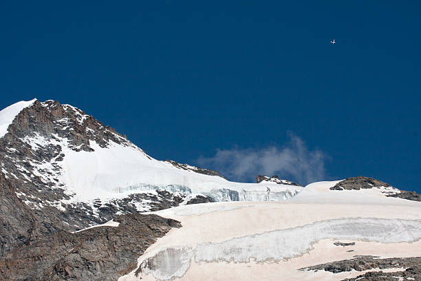 istock glider on the large mountain glacier paradise 178050738