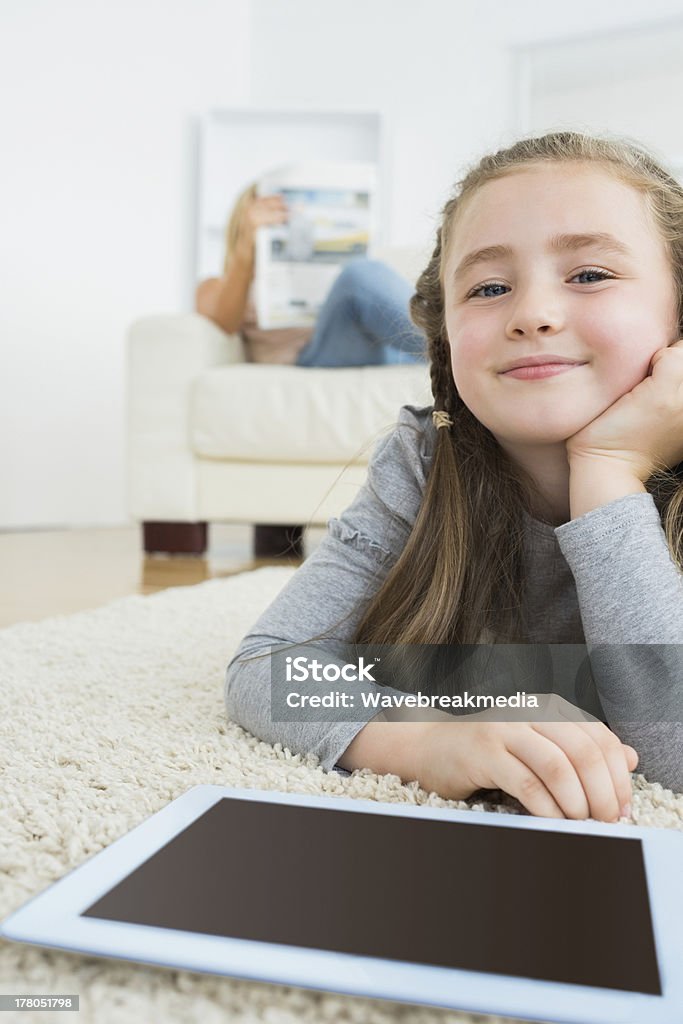 Garota feliz com um tablet pc e sua mãe leitura - Foto de stock de Alegria royalty-free