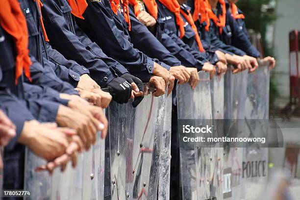 Mãos De Polícia Antimotim - Fotografias de stock e mais imagens de Força policial - Força policial, Grupo de Pessoas, Segurança