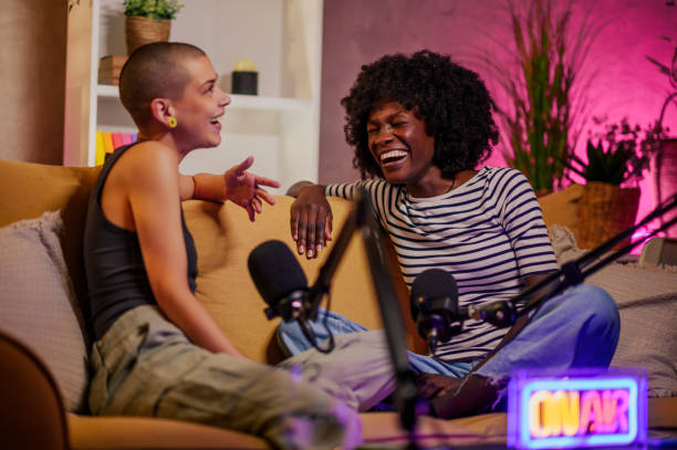 두 명의 다인종 여성이 현대 스튜디오에서 인터넷 팟캐스트 에피소드를 녹음하고 있다 - microphone mid air recording studio radio station 뉴스 사진 이미지