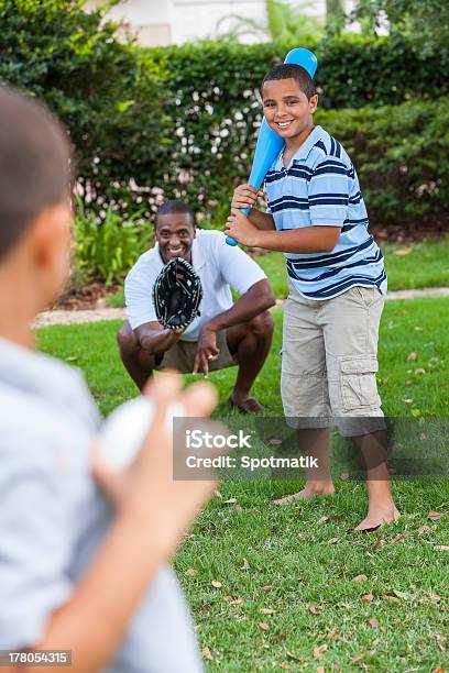 Afroamericani Padre Figli Giocare A Baseball - Fotografie stock e altre immagini di Baseball - Baseball, Giocare, Giochi per bambini