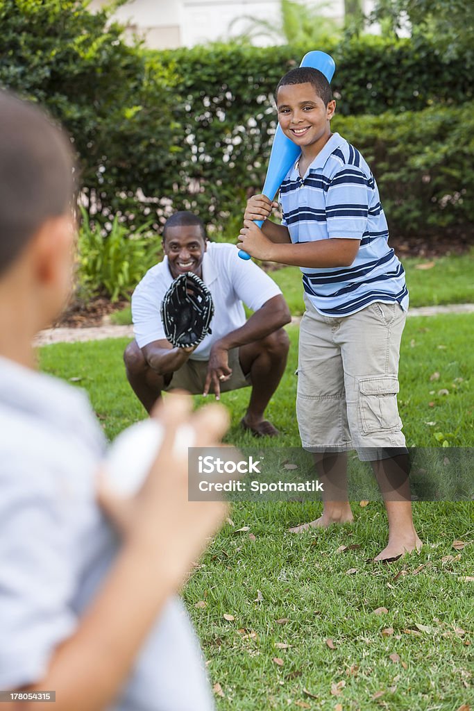 African American ojciec & synów gra w Baseball - Zbiór zdjęć royalty-free (Baseball)
