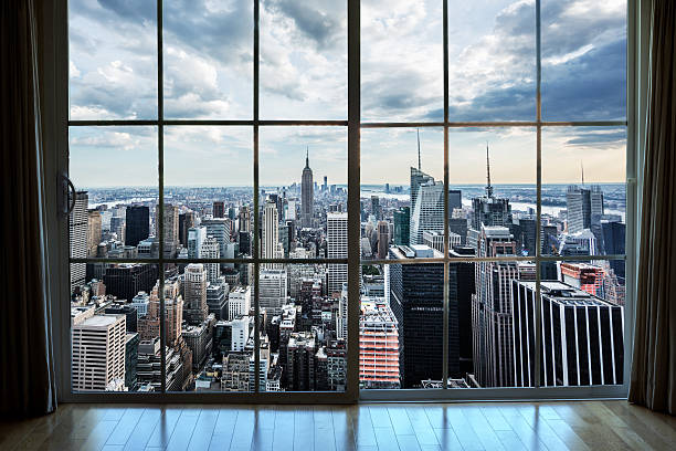 inmobiliaria ventana de manhattan, nueva york-vista al edificio empire state - high rise apartments fotografías e imágenes de stock