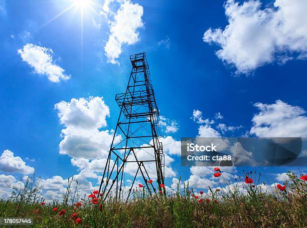 Foto de Torre De Aço e mais fotos de stock de Abastecer - Abastecer, Alcatrão, Antigo