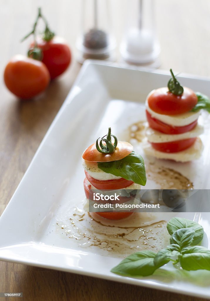 Mozzarella und Tomaten - Lizenzfrei Basilikum Stock-Foto