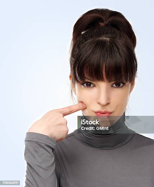 Grimacingwoman Haciendo Gesto De Mano Foto de stock y más banco de imágenes de Humor - Humor, Mujer bella, 20-24 años